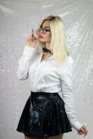 blond Frau tragen Brille und ein schwarz Leder Rock foto