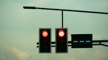 rot der Verkehr Beleuchtung mit Countdown Zahlen Schlaganfall zum Grün Licht. Silhouette von der Verkehr Licht auf das Stahl Pole im das Abend. foto