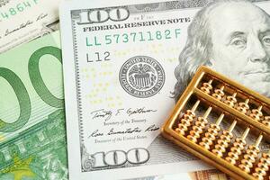 Gold Abakus auf Banknote Geld, Finanzen Handel Investition Geschäft Währung Konzept. foto