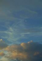 Dunkelblaue Wolke regnerischer Sturmhimmel am Abend trauriges Gefühl Stimmung Ton Hintergrund foto