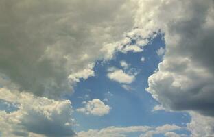 Bild des klaren blauen Himmels und der weißen Wolken am Tag für die Verwendung im Hintergrund foto