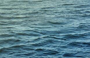 die reißenden Wasser des Flusses. Draufsicht Hintergrundtextur der wütenden Elemente. weißer Schaum auf blauem Wasser foto