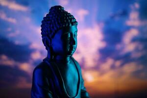 Buddha Purnima und vesak Tag Konzept, Buddha Statue mit niedrig Schlüssel Licht gegen schön und bunt Hintergrund. Meditation foto