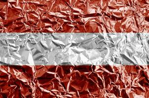 Österreich Flagge abgebildet im Farbe Farben auf glänzend zerknittert Aluminium vereiteln Nahaufnahme. texturiert Banner auf Rau Hintergrund foto