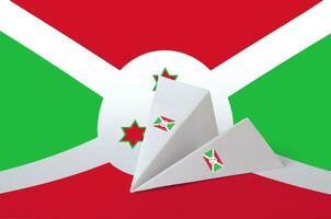 Burundi Flagge abgebildet auf Papier Origami Flugzeug. handgemacht Kunst Konzept foto