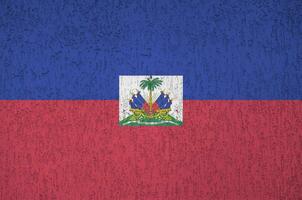 Haiti-Flagge in hellen Farben auf alter Reliefputzwand dargestellt. strukturierte Fahne auf rauem Hintergrund foto