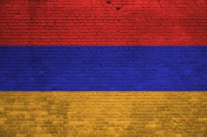 Armenien Flagge abgebildet im Farbe Farben auf alt Backstein Mauer. texturiert Banner auf groß Backstein Mauer Mauerwerk Hintergrund foto