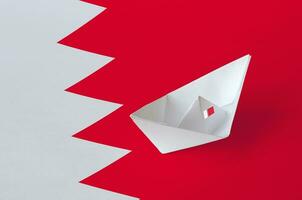 Bahrain Flagge abgebildet auf Papier Origami Schiff Nahaufnahme. handgemacht Kunst Konzept foto