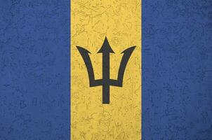 Barbados-Flagge in hellen Farben auf alter Reliefputzwand. strukturierte Fahne auf rauem Hintergrund foto