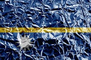 Nauru Flagge abgebildet im Farbe Farben auf glänzend zerknittert Aluminium vereiteln Nahaufnahme. texturiert Banner auf Rau Hintergrund foto