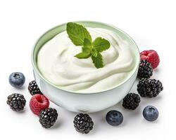 ai generiert Grün Schüssel von griechisch Joghurt und frisch Beeren isoliert auf Weiß Hintergrund. ai generiert foto