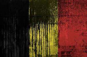 Belgien Flagge abgebildet im Farbe Farben auf alt und schmutzig Öl Fass Mauer Nahaufnahme. texturiert Banner auf Rau Hintergrund foto