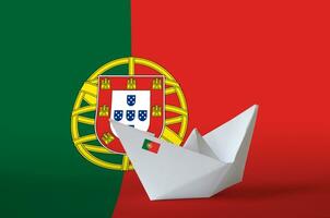 Portugal Flagge abgebildet auf Papier Origami Schiff Nahaufnahme. handgemacht Kunst Konzept foto