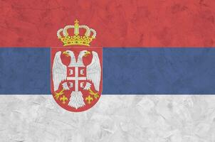 Serbien Flagge abgebildet im hell Farbe Farben auf alt Linderung Verputzen Mauer. texturiert Banner auf Rau Hintergrund foto