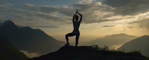 ai generiert Silhouette von ein Frau üben Yoga im das Gipfel mit Berg Hintergrund. ai generiert foto