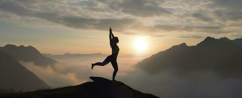 ai generiert Silhouette von ein Frau üben Yoga im das Gipfel mit Berg Hintergrund. ai generiert foto