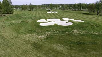 Antenne Aussicht Golf Kurs. Sand Bunker beim das schön Golf Kurs. foto