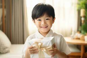 ai generiert süß asiatisch wenig Junge halten ein Geschenk Box foto