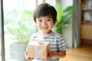 ai generiert süß asiatisch wenig Junge halten ein Geschenk Box foto