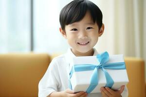 ai generiert süß asiatisch wenig Junge halten ein Geschenk Box foto