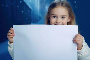 ai generiert süß wenig Mädchen halten leer Weiß Blatt von Papier im ihr Hände foto