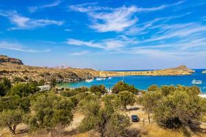 Lindos Beach Bay Panorama mit türkisfarbenem klarem Wasser Rhodos Griechenland