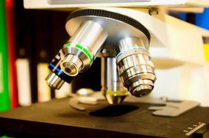 ein Mikroskop im Chemielabor foto