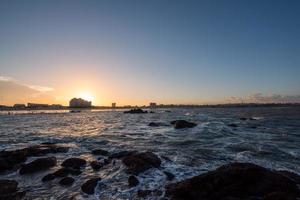 Abends schlug das Meer gegen die Felsen foto