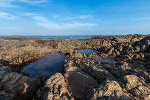 gelbes Riff und Meer unter blauem Himmel foto