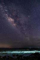 der Sternenhimmel am Meer und die Milchstraße foto