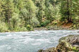 fluss von kumrat tal schöne landschaft bergblick foto