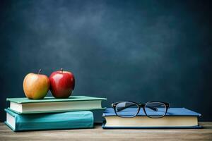 ai generiert Stapel von Bücher mit Apfel und Brille auf Tabelle im Klassenzimmer, Gläser, Lehrer Bücher, und ein Stand mit Bleistifte auf das Tisch, auf das Hintergrund von ein Tafel mit Kreide, foto