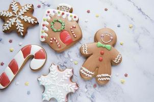 Weihnachtslebkuchenplätzchen auf weißem Marmorhintergrund foto