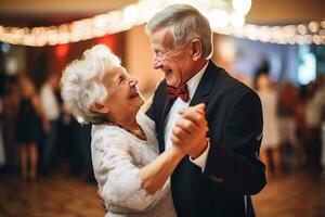 ai generiert glücklich im Ruhestand Paar Tanzen auf Hochzeit foto