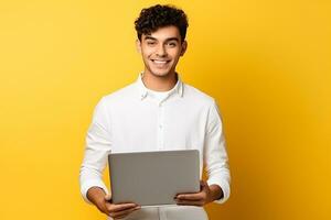 ai generiert jung glücklich Mann Betriebs Laptop auf isoliert Gelb Hintergrund foto