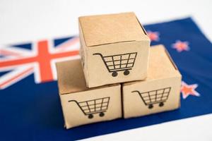 Box mit Einkaufswagen-Logo und Neuseeland-Flagge, Import-Export-Shopping online oder E-Commerce-Finanzierungslieferservice-Shop-Produktversand, Handel, Lieferantenkonzept. foto