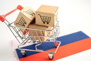 Box mit Einkaufswagen-Logo und russischer Flagge, Import-Export-Shopping online oder E-Commerce-Finanzierungslieferservice Shop-Produktversand, Handel, Lieferantenkonzept. foto
