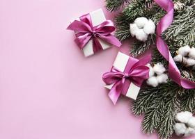 Weihnachtsgeschenke, rosa Dekorationen auf pastellrosa Hintergrund.