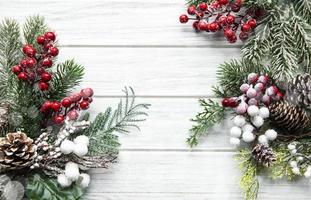 Weihnachtskomposition mit verschneiten Tannenzweigen foto