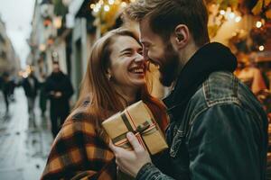 ai generiert Porträt von glücklich liebend Paar, lächelnd Mann Überraschungen seine Freundin mit Geschenk draussen foto