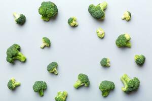 Grün frisch Brokkoli Hintergrund schließen oben auf farbig Tisch. Gemüse zum Diät und gesund Essen. organisch Essen foto