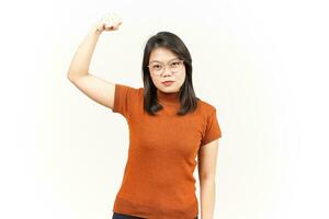 zeigen Stärke Waffen von schön asiatisch Frau isoliert auf Weiß Hintergrund foto