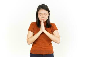 Hand falten und beten der schönen asiatischen Frau isoliert auf weißem Hintergrund foto
