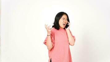 wütend asiatisch Frau reden auf das Telefon. isoliert auf Weiß Hintergrund. foto