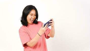 glücklich asiatisch Frau spielen Spiel mit Handy, Mobiltelefon Telefon isoliert auf ein Weiß Hintergrund. foto