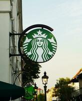 Semarang, Juli 25 2023. Logo und Emblem von das Starbucks Marke, ein sehr berühmt Kaffee Geschäft. foto