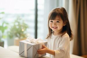 ai generiert süß asiatisch wenig Mädchen halten Geschenk Box im Leben Zimmer foto