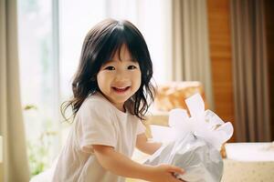 ai generiert süß asiatisch wenig Mädchen halten Geschenk Box im Leben Zimmer foto