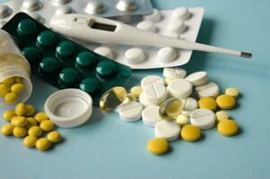 sortiert pharmazeutische Medizin Pillen, Tablets und Kapseln auf Blau Hintergrund foto
