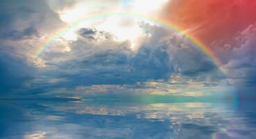 stürmisch Meer Vor Sturm mit tolle Regenbogen beim Sonnenuntergang foto